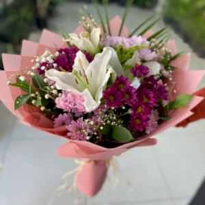  Burdur Çiçek - BEYAZ RENK KAZABILANKA ( lilyum ) ÇİÇEĞİ ve KARIŞIK RENK PAPATYA BUKETİ